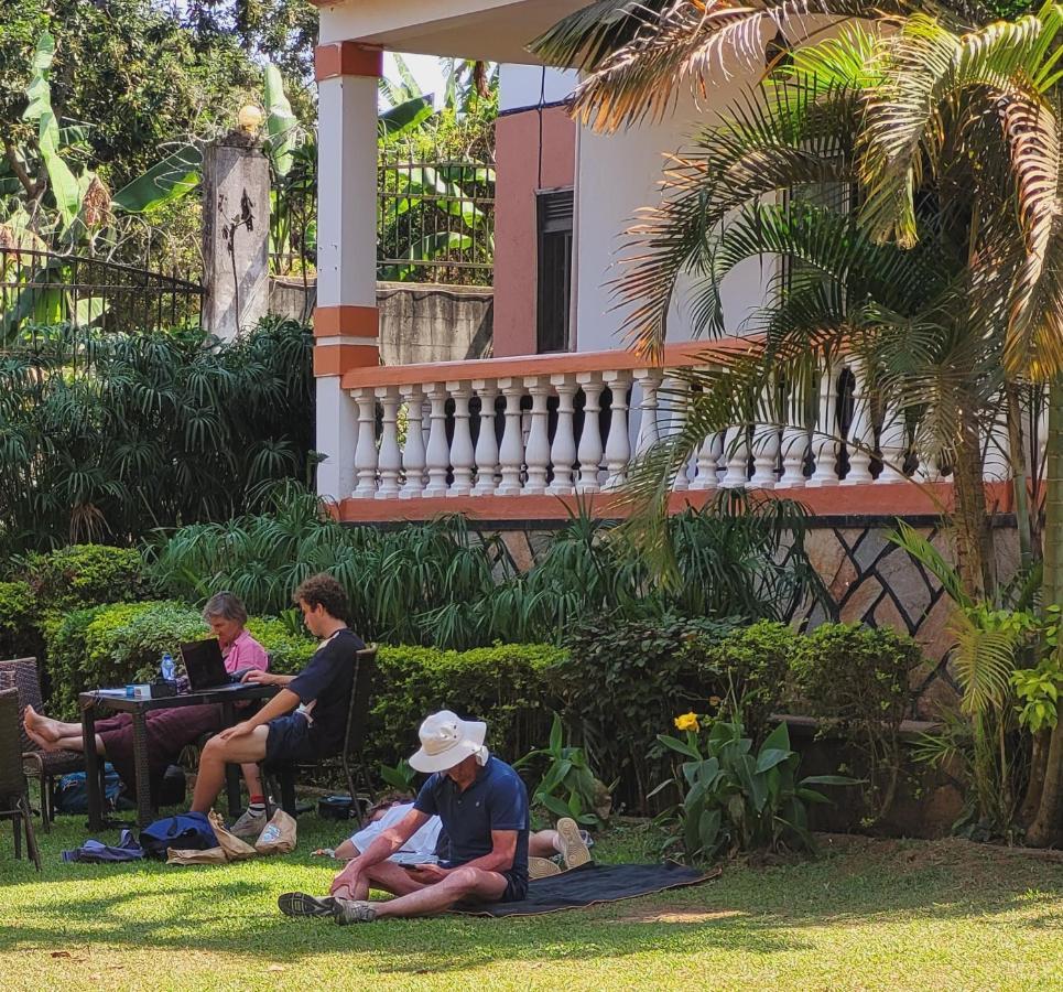 La Feve Beach Bed And Breakfast Hotel Entebbe Buitenkant foto