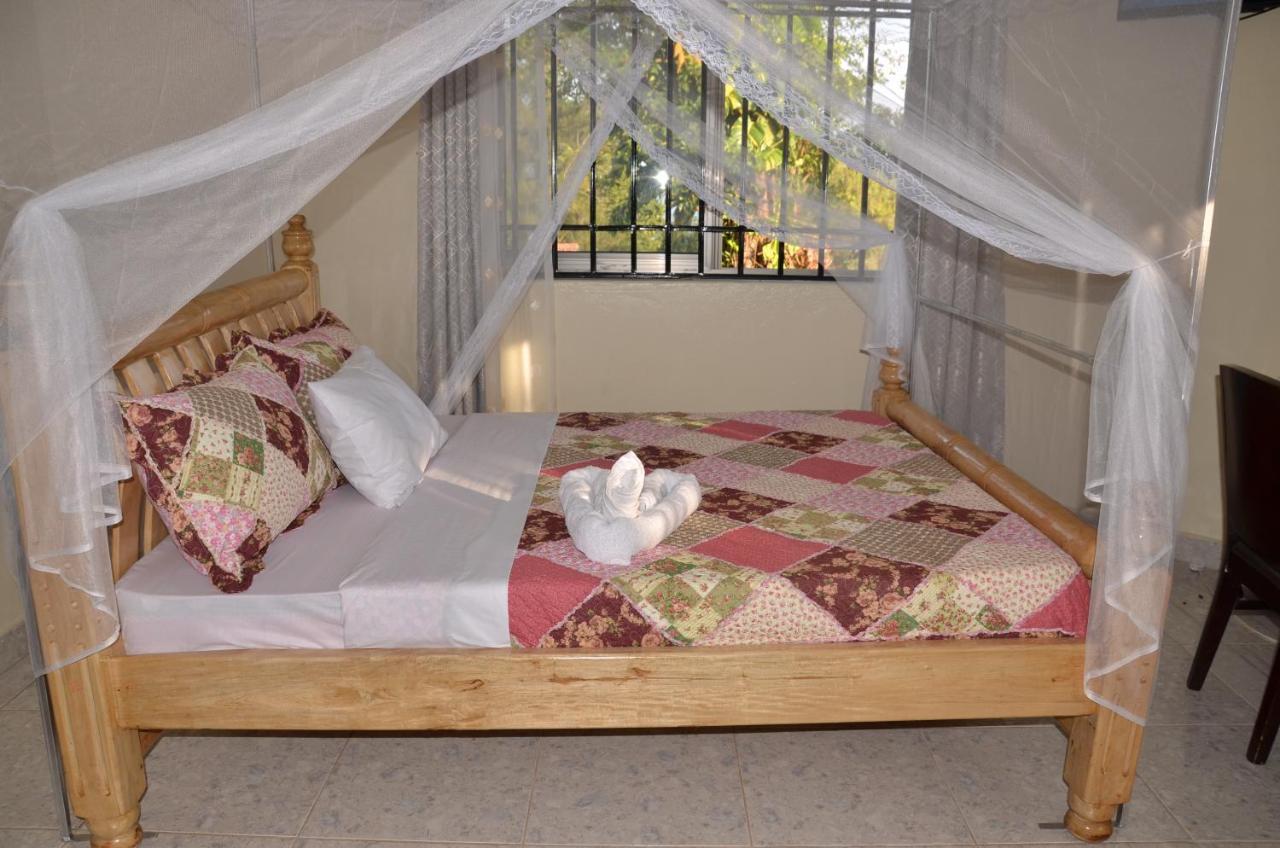 La Feve Beach Bed And Breakfast Hotel Entebbe Buitenkant foto